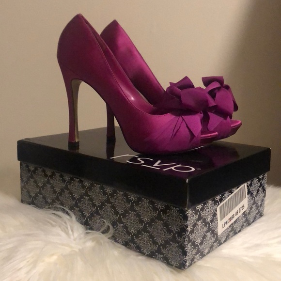 Bows make every heel better! - Picture 2 of 3